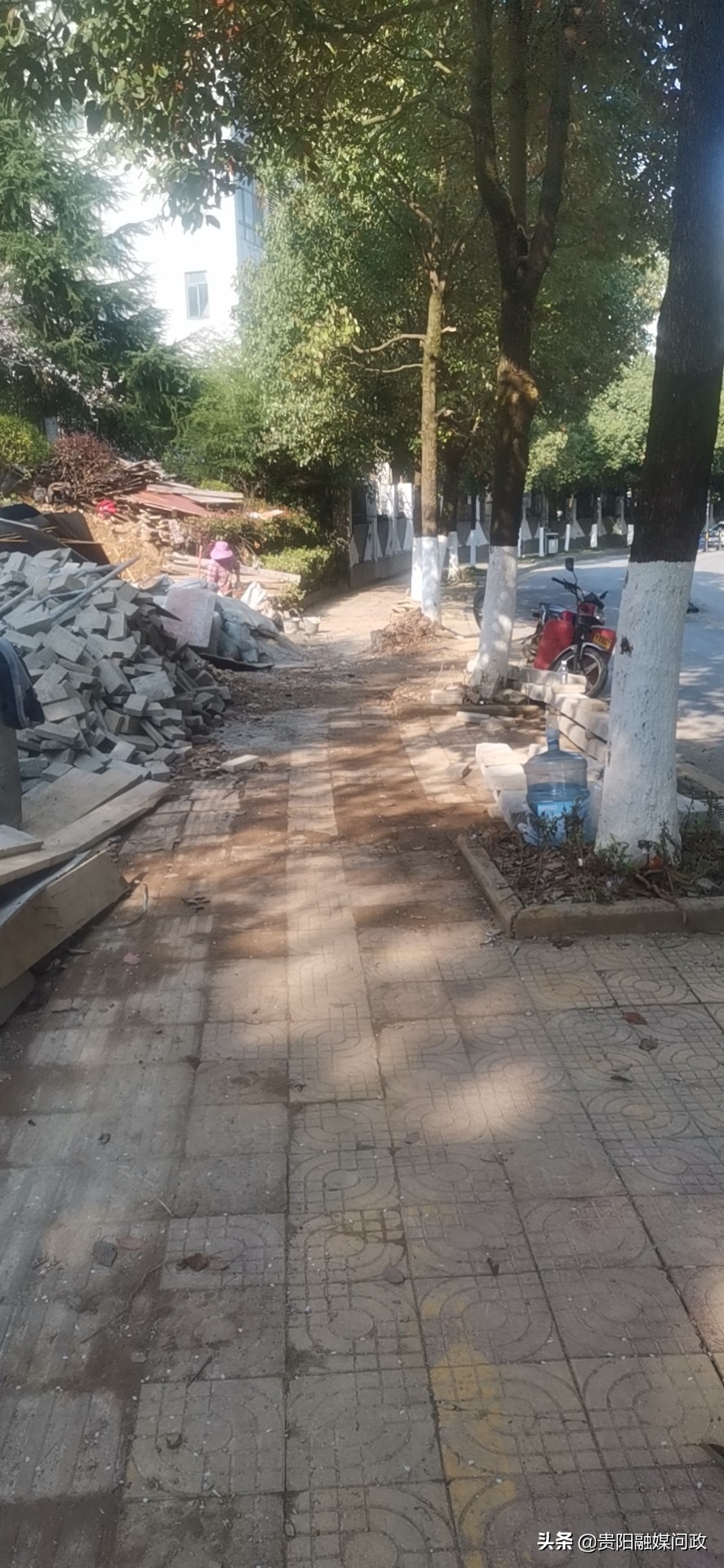 市民反映修公厕是好事,却添了个“小麻烦”!部门给南苑路占道施工围挡“瘦身”!|融媒问政