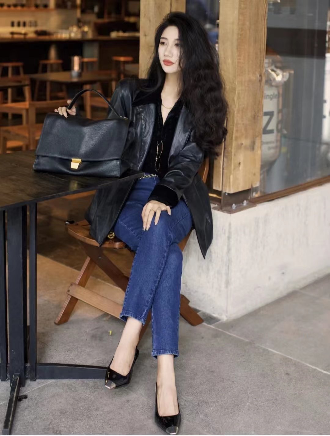 黑色皮衣怎么搭配才显高级,绯红色皮衣怎么搭配秋冬