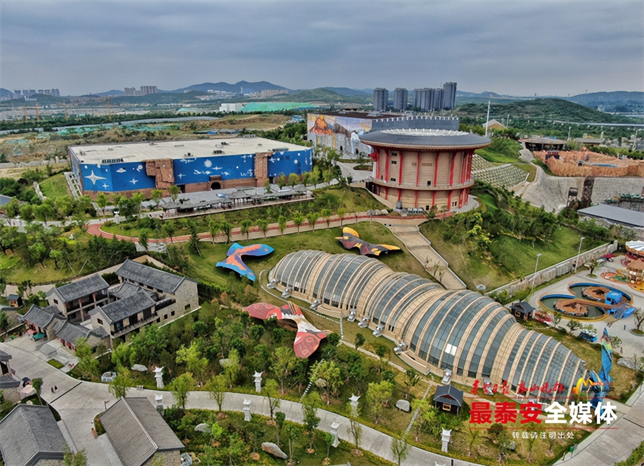 泰山石敢当文化园成*安泰**文旅“新名片”开园首日吸引众多游客“打卡”