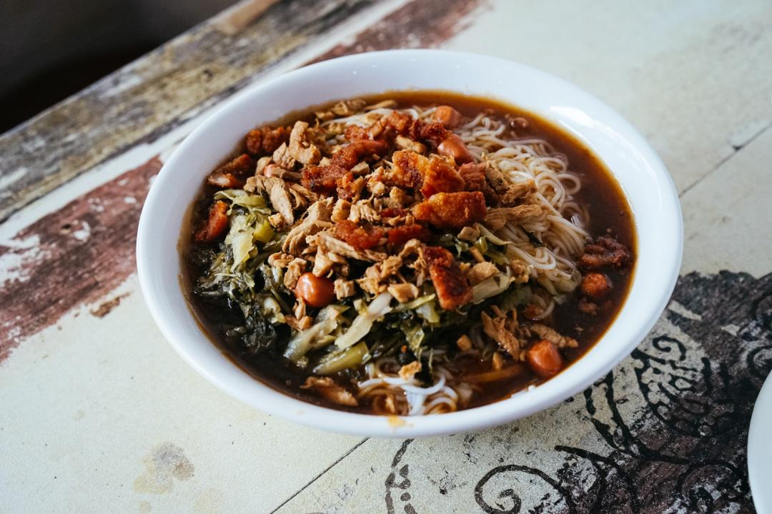 早餐烤乳猪，海鲜论盆卖？这座海岛小城舒坦得有点离谱了