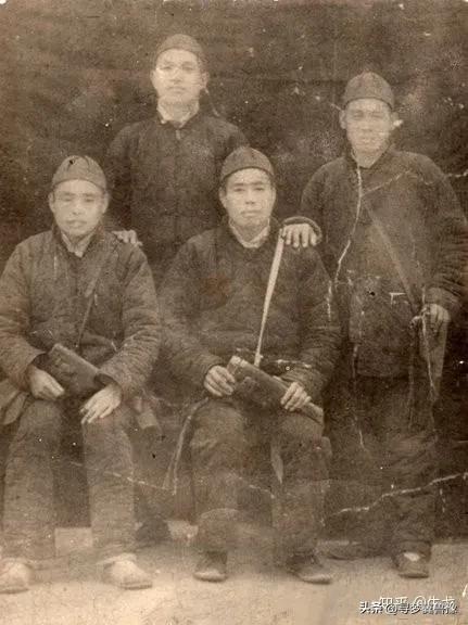 王司令身后常跟七八个盒子，每人都一长一短，人手一辆洋车子…