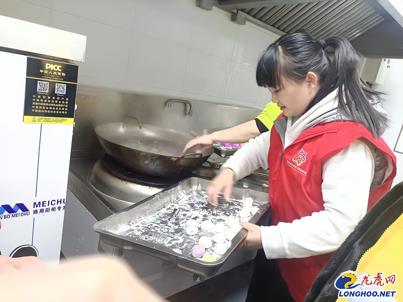 南京市江宁区吉山社区：“滚”元宵“包”汤圆三代同乐“吉味”年