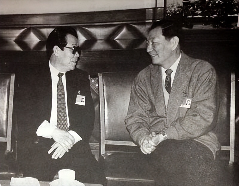 *镕基朱**公正廉洁铁面无私,幼年时失去双亲成孤儿,直言不怕得罪人