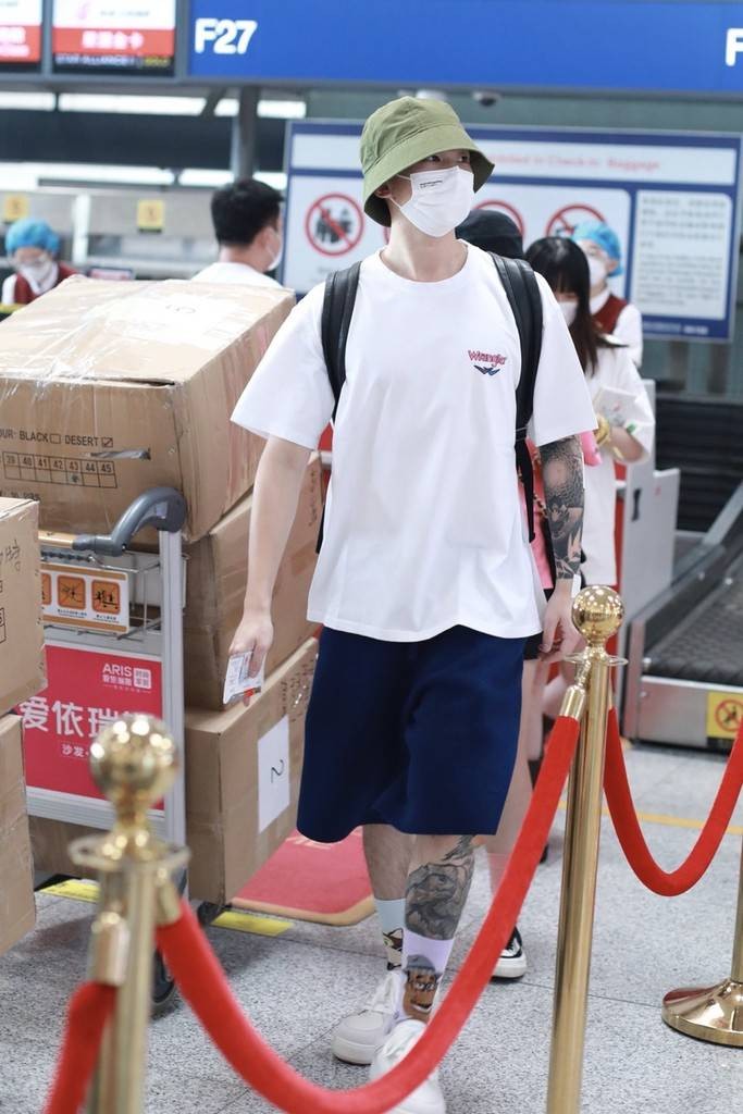 经典白t恤怎么穿时髦又好看,白色宽松简约短袖t恤怎么搭配