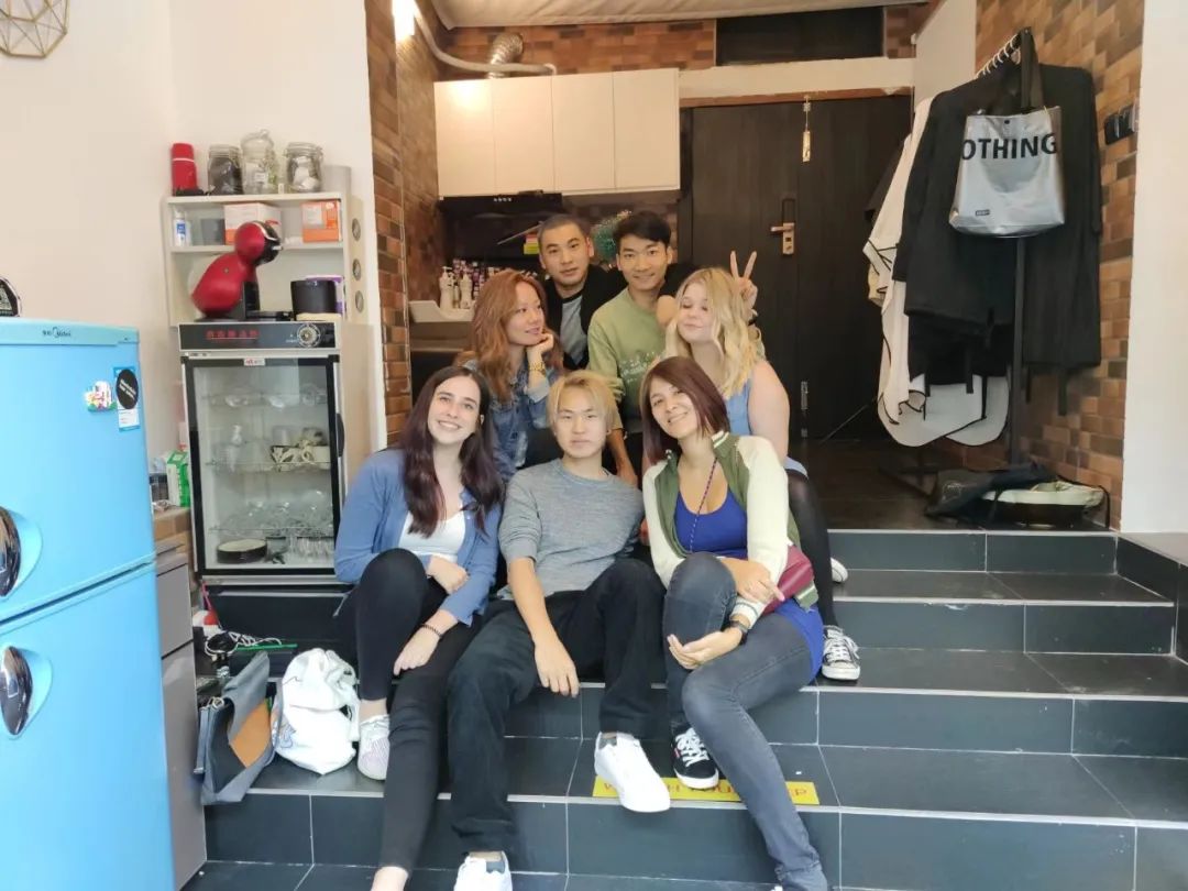 73个外国人，想要拯救一家上海的理发店