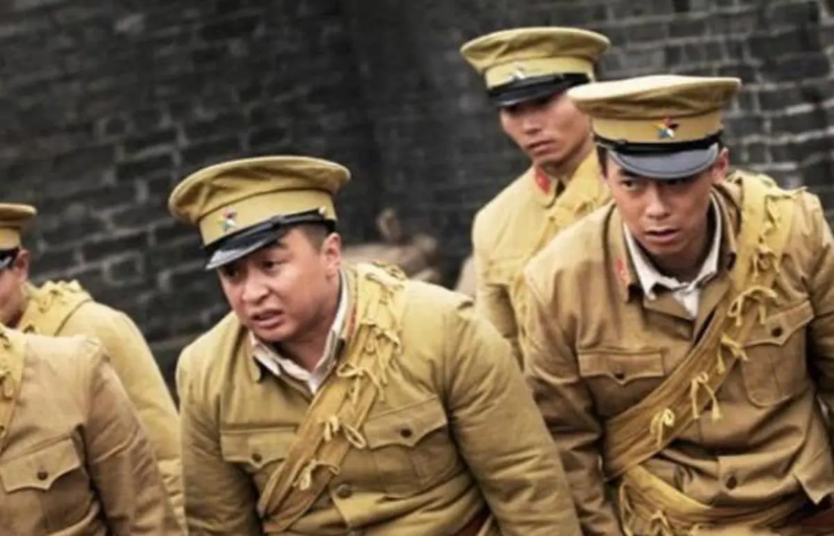 抗战时，一游击队员路遇伪军，身旁小贩埋怨道：你把我的猪放跑了