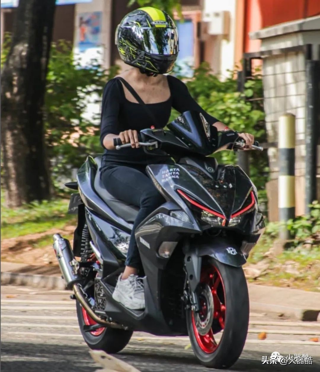 雅马哈nvx155帅气视频,aerox155与nvx155哪个好