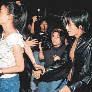 王菲谢霆锋世纪大复合大牵手图片,王菲谢霆锋牵手而行再现世纪牵手