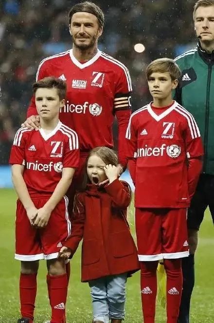 小贝家老三半裸上杂志遭网友骂：他才16岁