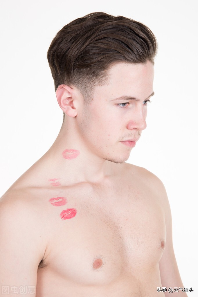 身上的红印怎么是吻痕,身上出现红色印记像吻痕