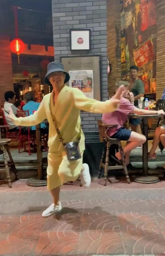 印小天泰国街头热舞，舞姿夸张表情抚媚引争议，精神状态惹人担心