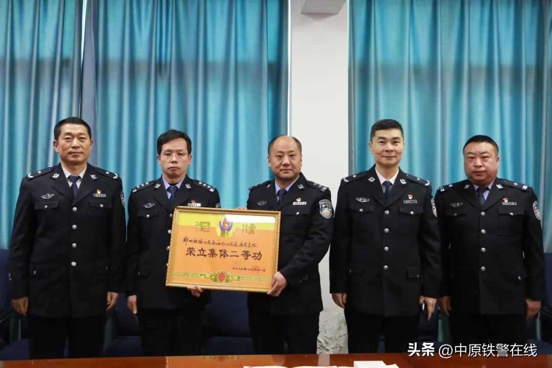 送去慰问品看望民警,送温暖慰问警察