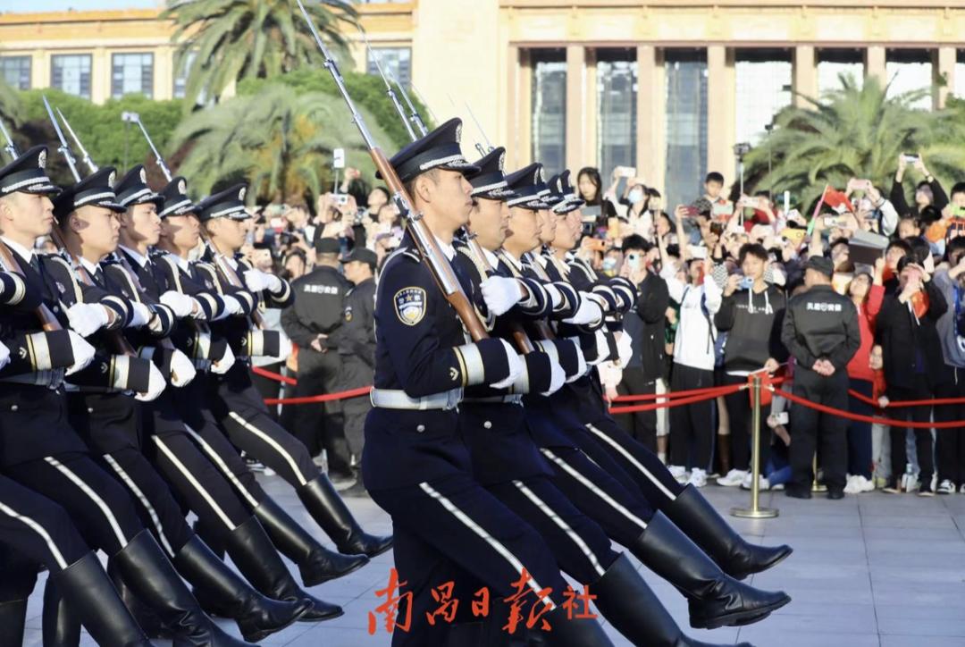 八一广场今天的最新视频,八一建军节一个热血沸腾的场面