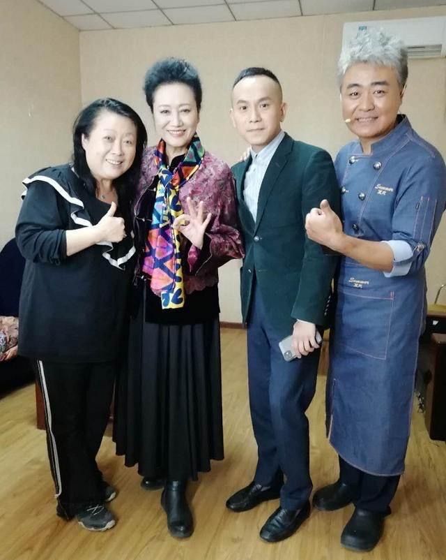 王丽云年轻时穿军装最漂亮的照片,65岁王丽云穿贵妇装