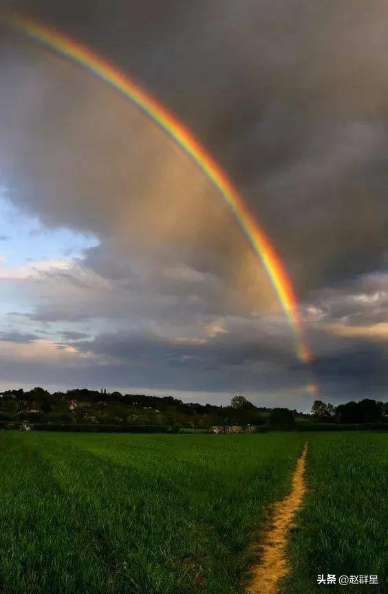 月亮像一艘艘小船,月亮像是一个洞