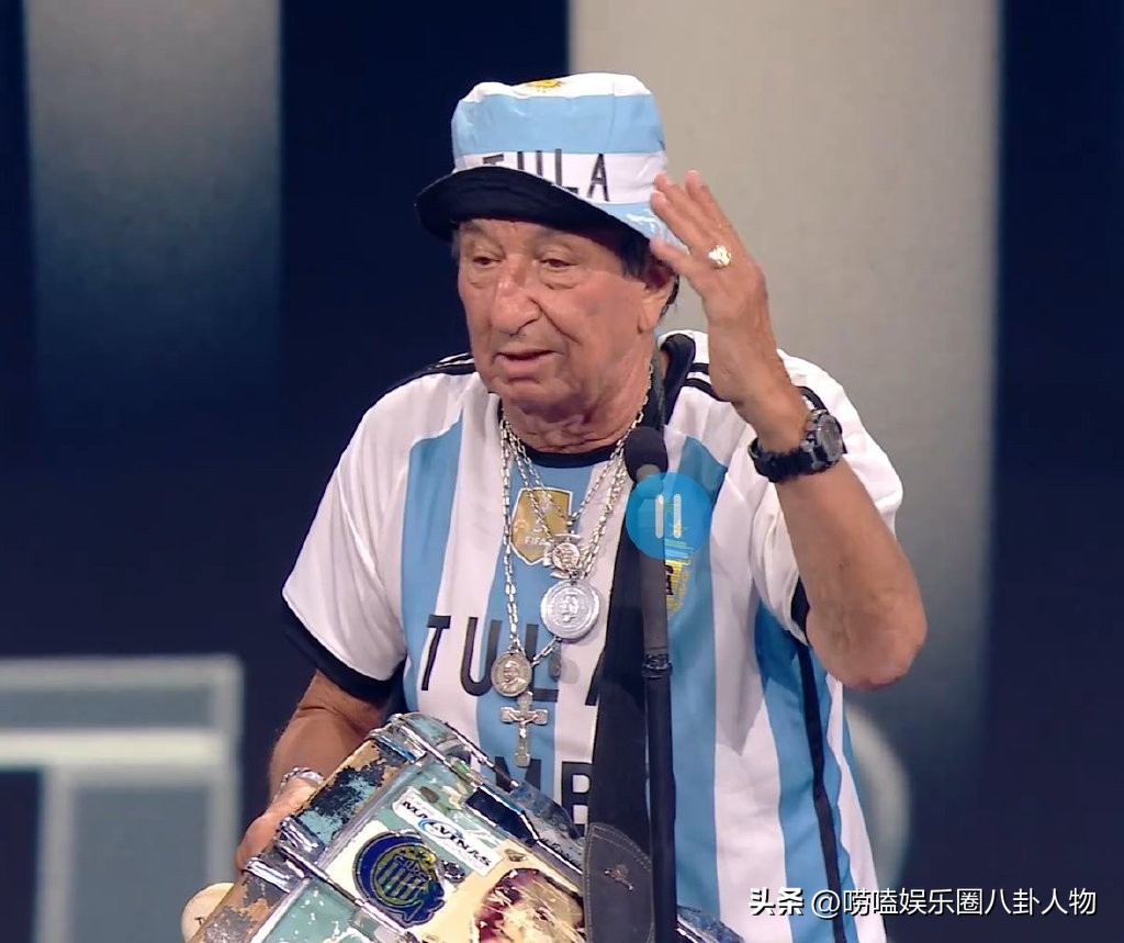 梅西和老婆红毯合影,梅西老婆拿包