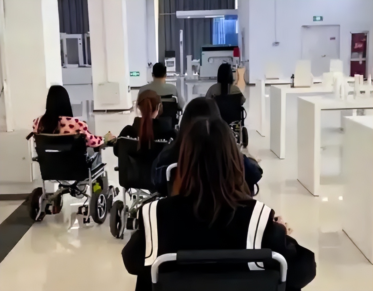 广州市民电动轮椅出行,广州年轻人电动轮椅出行