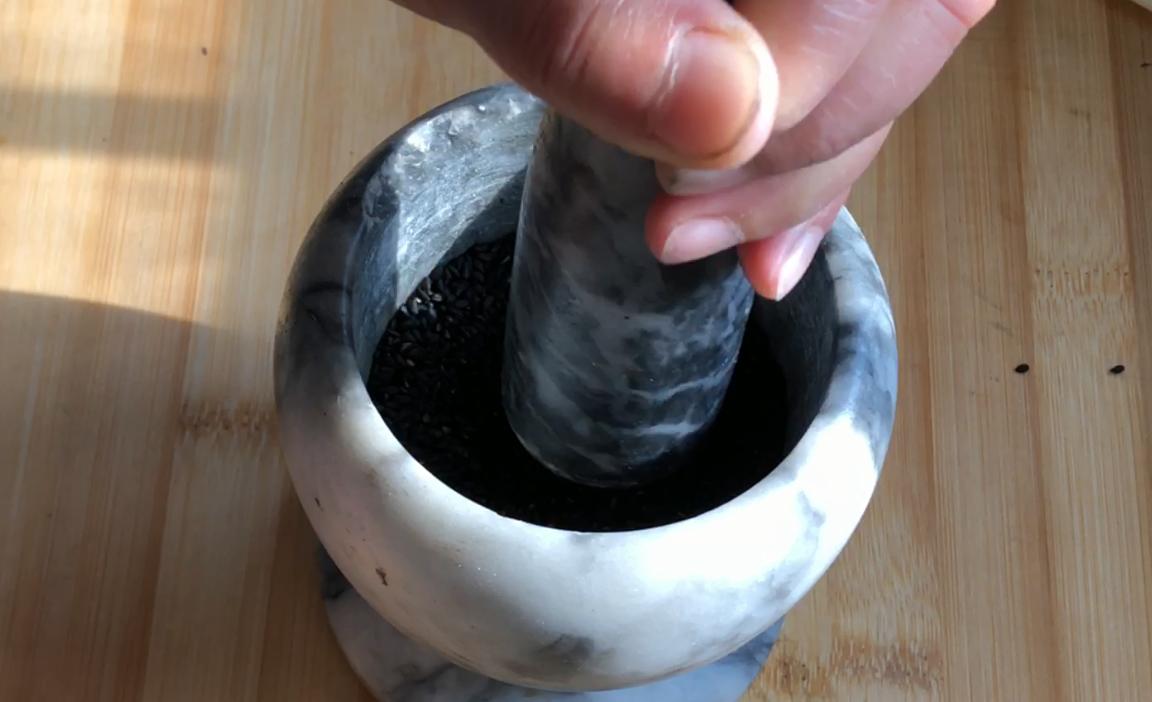 元宵节到底是吃月饼还是吃汤圆,元宵节是吃甜汤圆还是咸汤圆