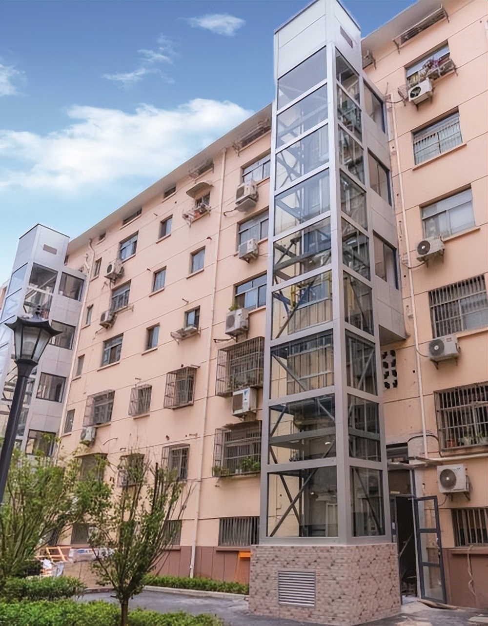 加装电梯发生的事,加装电梯就是一场闹剧