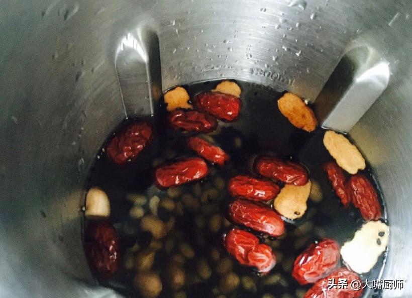 打豆浆时怎么泡豆子好吃,豆子怎样泡打豆浆才能打得更细