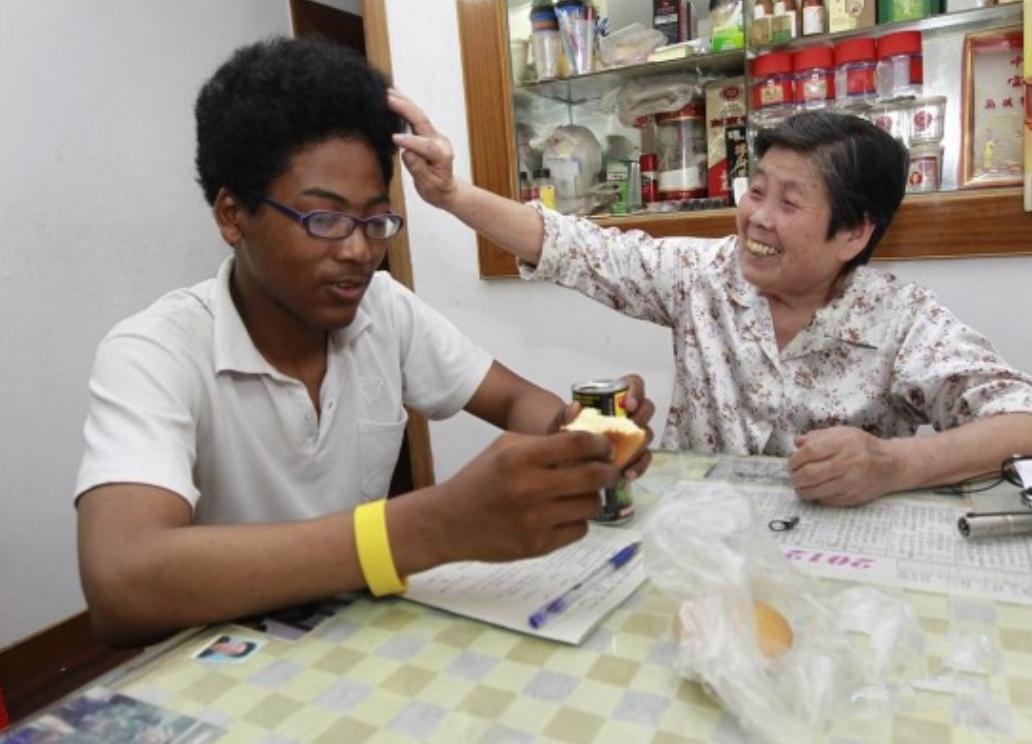 2000年上海阿婆收养黑人弃婴，被子女挥霍250万后，黑人不离不弃