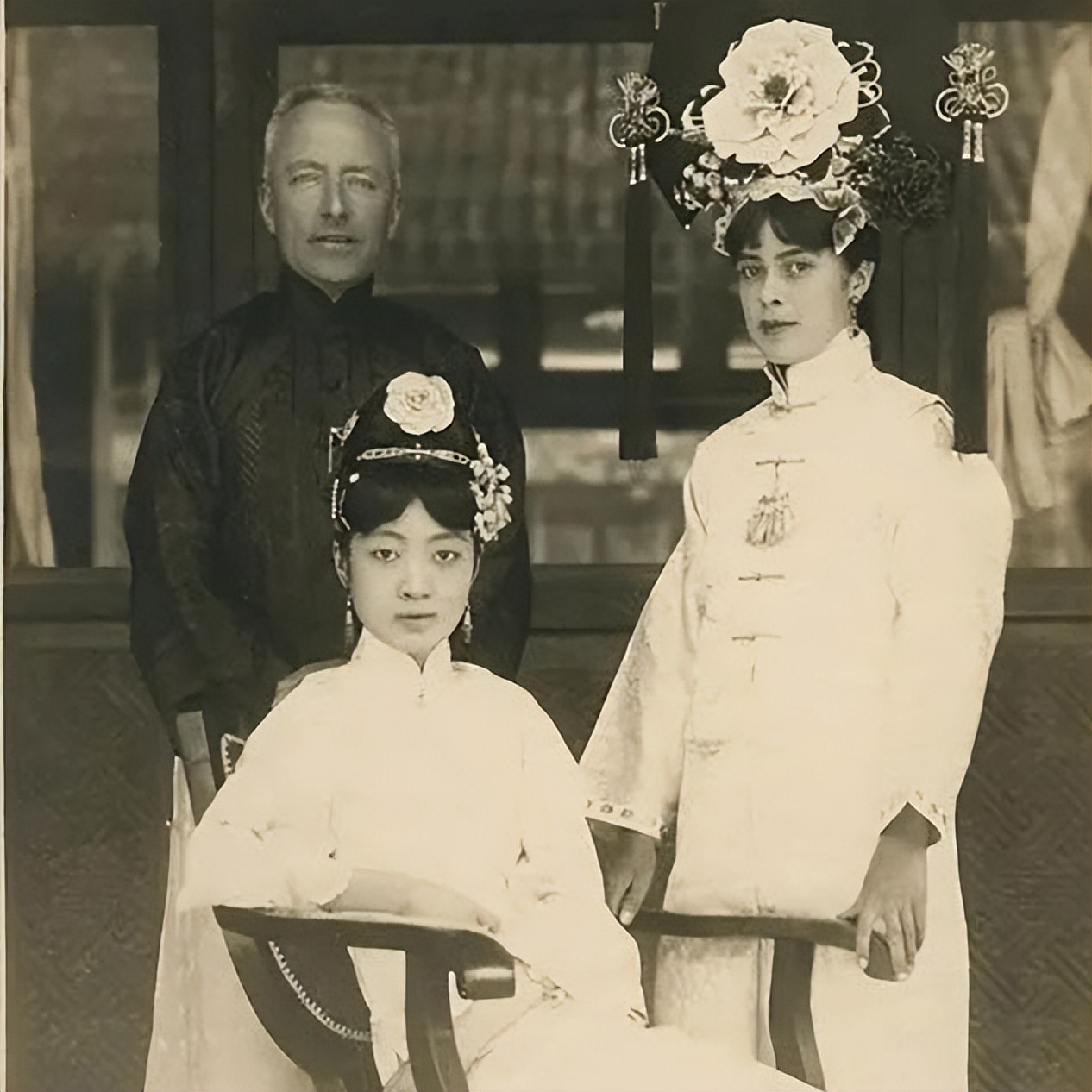 末代皇后婉容死后被扔在臭水沟边,末代皇后私生女