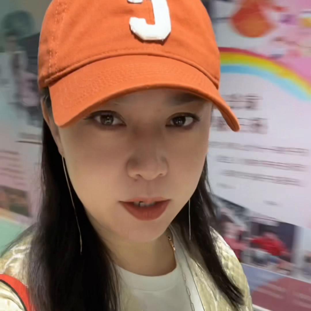 周末陪娃Vlog，周六准时陪着她来学习大提琴，等候时来...