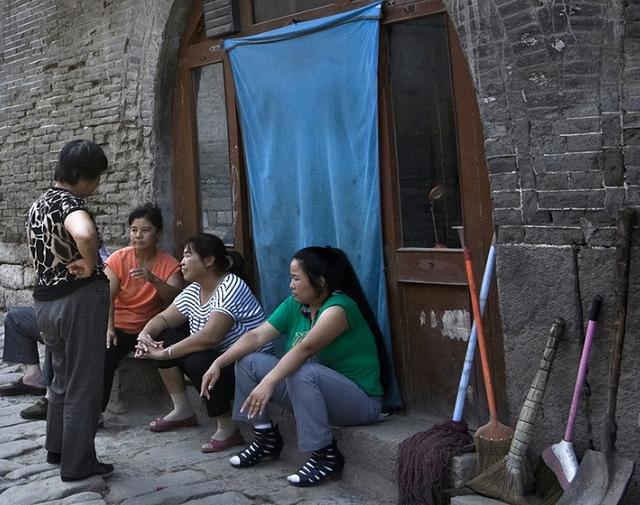 婆婆带着孙子来伺候我坐月子,婆婆过来伺候我儿媳妇坐月子