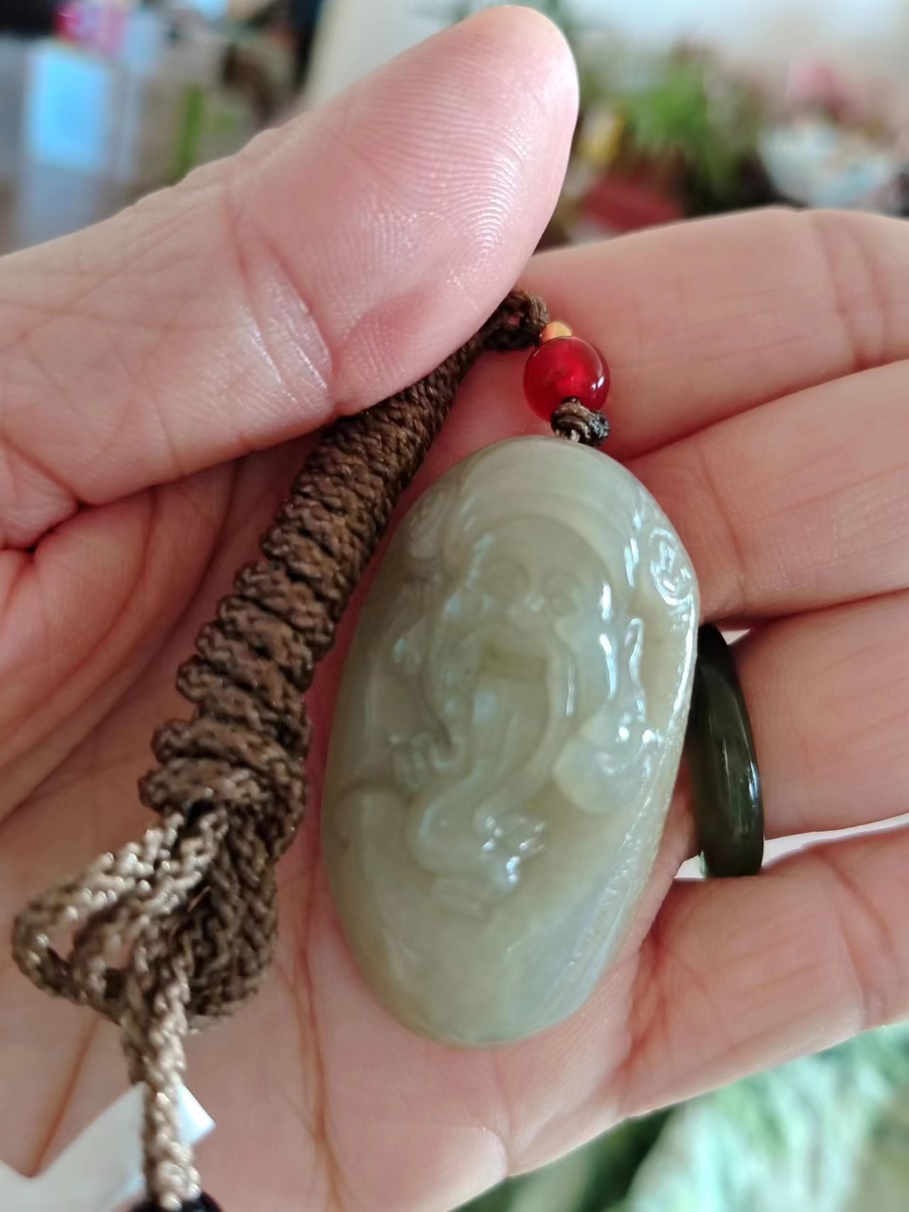 和田白玉泛黄还是泛青好,佩戴和田白玉对身体有什么好处