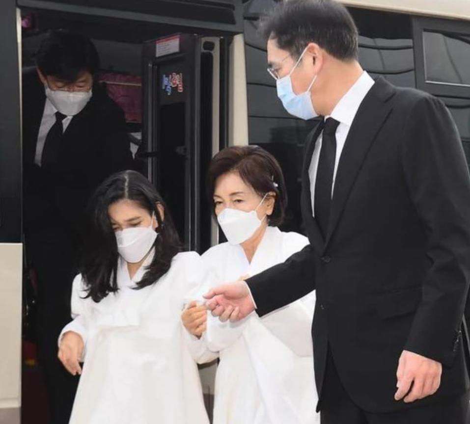 她，身家上亿，执意嫁给保安，离婚被讹8370万，后悔了么？