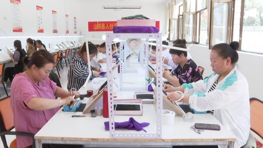 勤劳致富靠双手纯手工活,小小手工活带动大产业