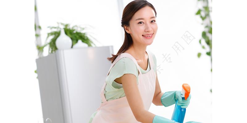 年年过生日女儿都迟到,今年我去接她,到门口后我愣了,默默离开