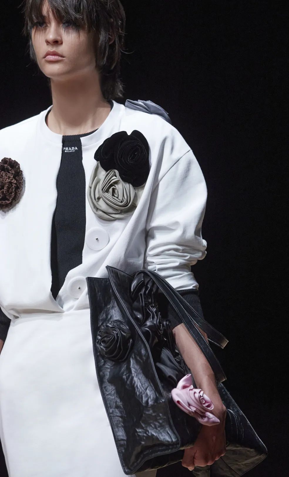 在Prada的戏梦中，以对立之境现原生之美