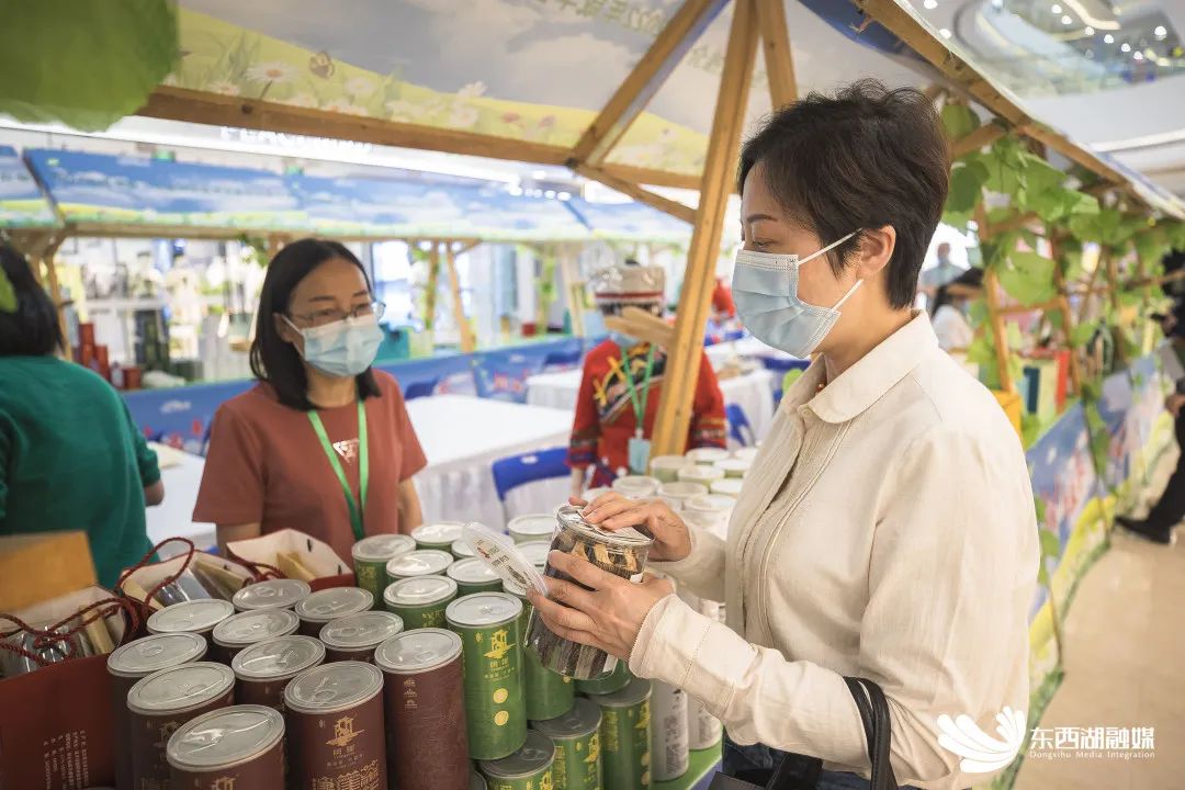 东西湖有个好兄弟！必！须！挺！