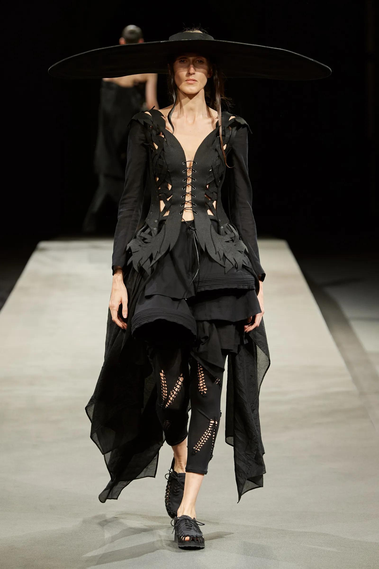 从《王冠》到《白莲花大饭店》，女主穿搭就是你23春夏时尚教科书