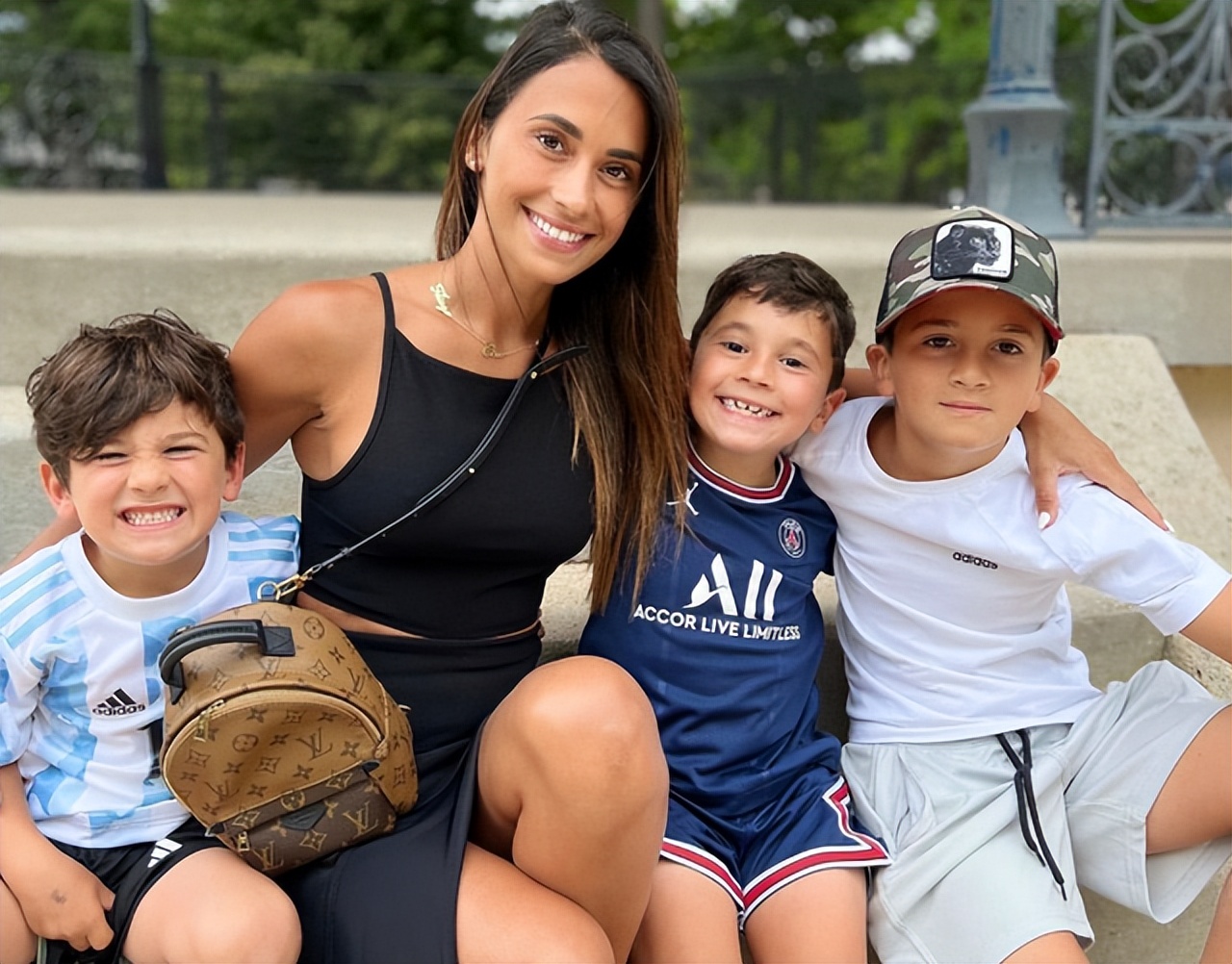 梅西34岁妻子晒近照，打网球秀身材！故意美黑，练出极致臀腰比