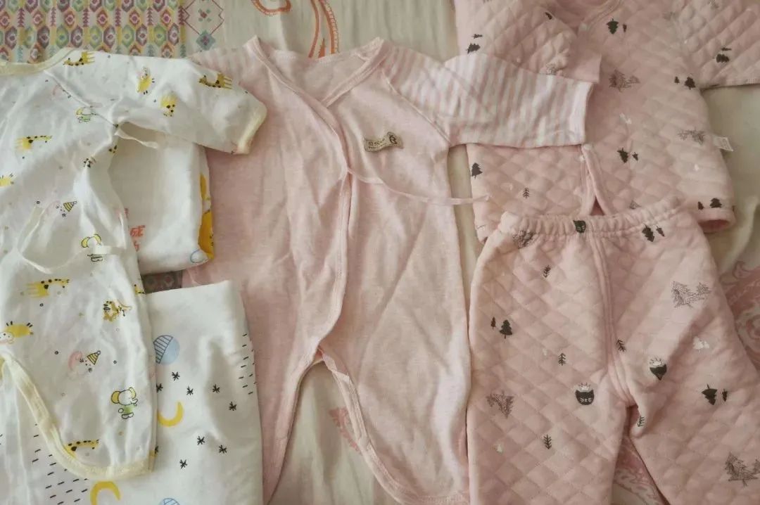 婴儿穿纯棉的衣服好吗,购买宝宝衣服需要注意以下几点