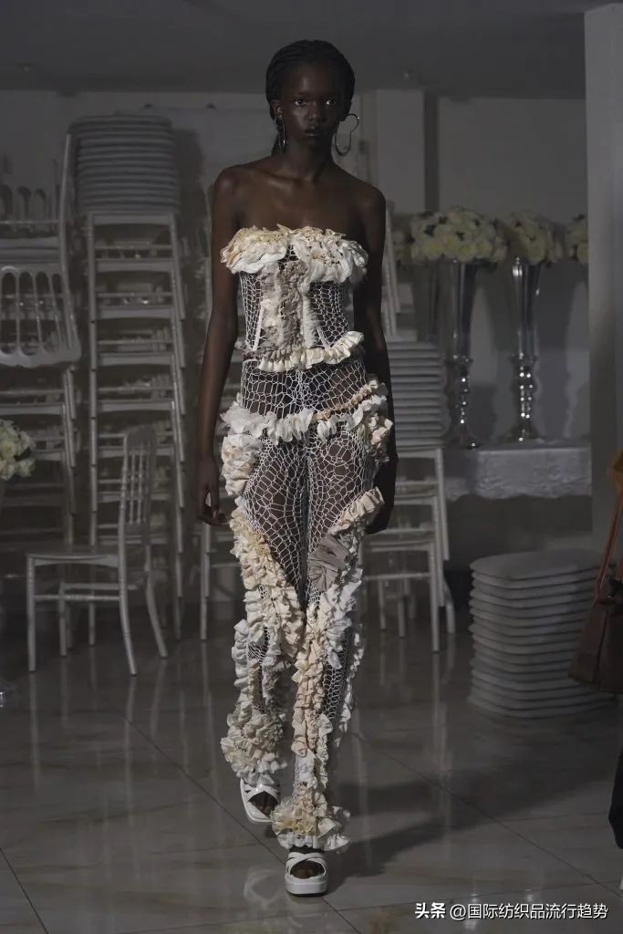 现实中的皇帝的新装,皇帝的新装设计