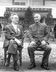 《七律｜和柳亚子先生》与《感事呈毛主席》之比较