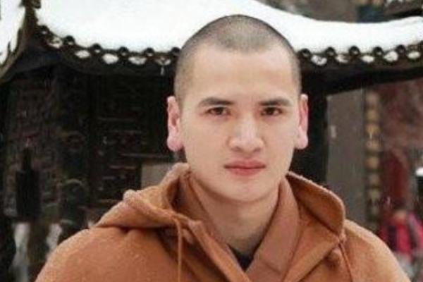 小伙辞去10年公务员出家做和尚,小伙子放弃公务员出家当和尚