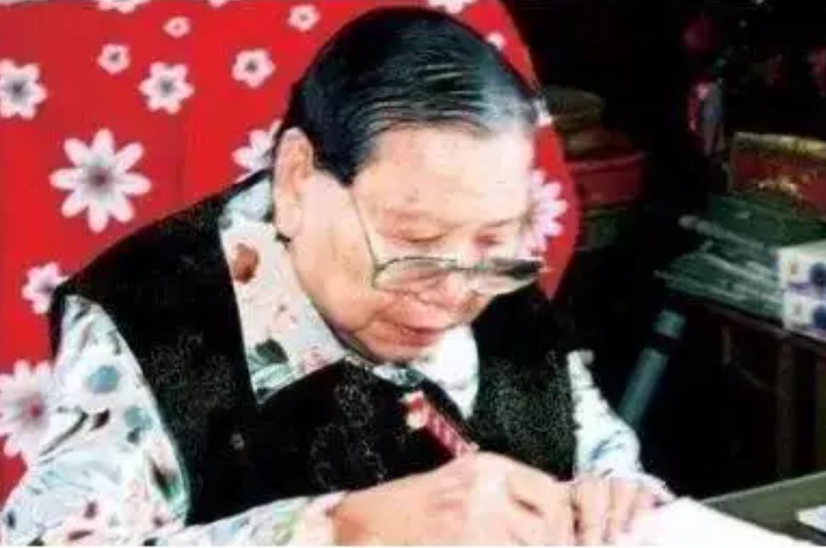 张文秋：毛主席双重亲家，两任丈夫皆烈士，02年身披*旗国**安详长眠