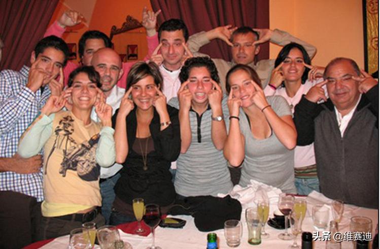 不用洗白眯眯眼、吊眼角，美国模特一家最爱用这个嘲讽中国人