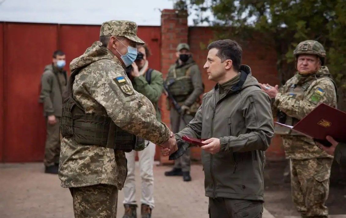 乌军抱着界碑行军的gif,乌军扛着界碑拍照