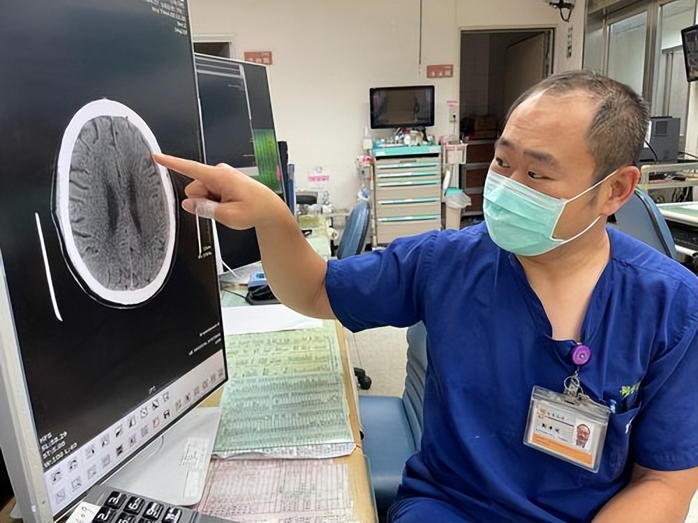 大脑开始萎缩身体会出现三个症状,大脑萎缩的10个征兆有哪些表现