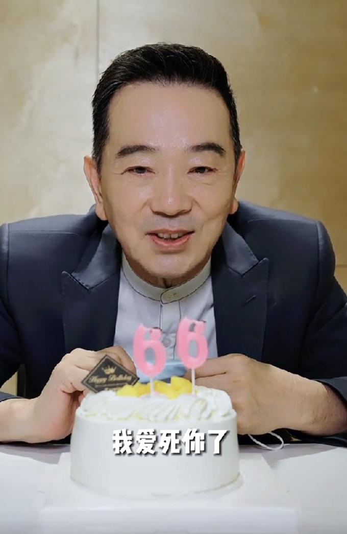 张晨光全家近照,62岁的张晨光看着依然硬朗帅气