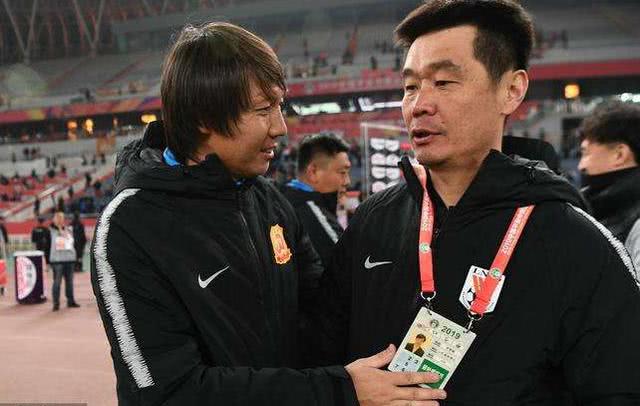 李霄鹏接替李铁任国足主帅发布会,李霄鹏接替李铁任国足主帅