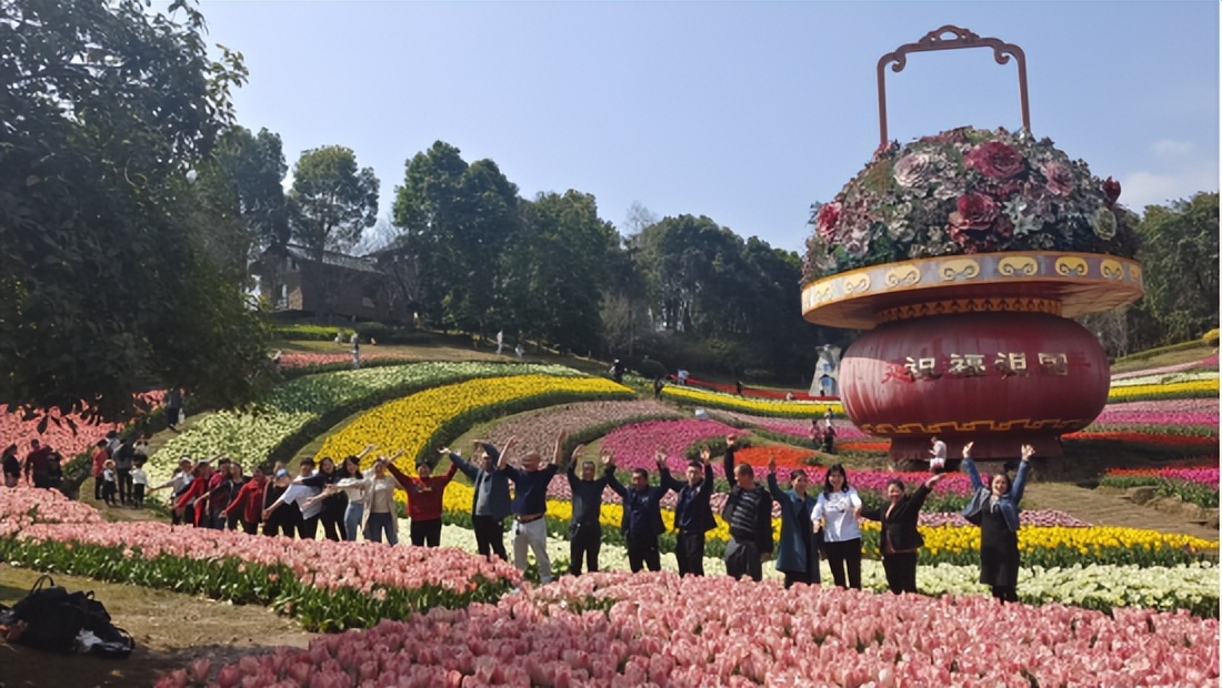 登歌乐山瞻仰革命先烈，游长寿湖欣赏春日风光
