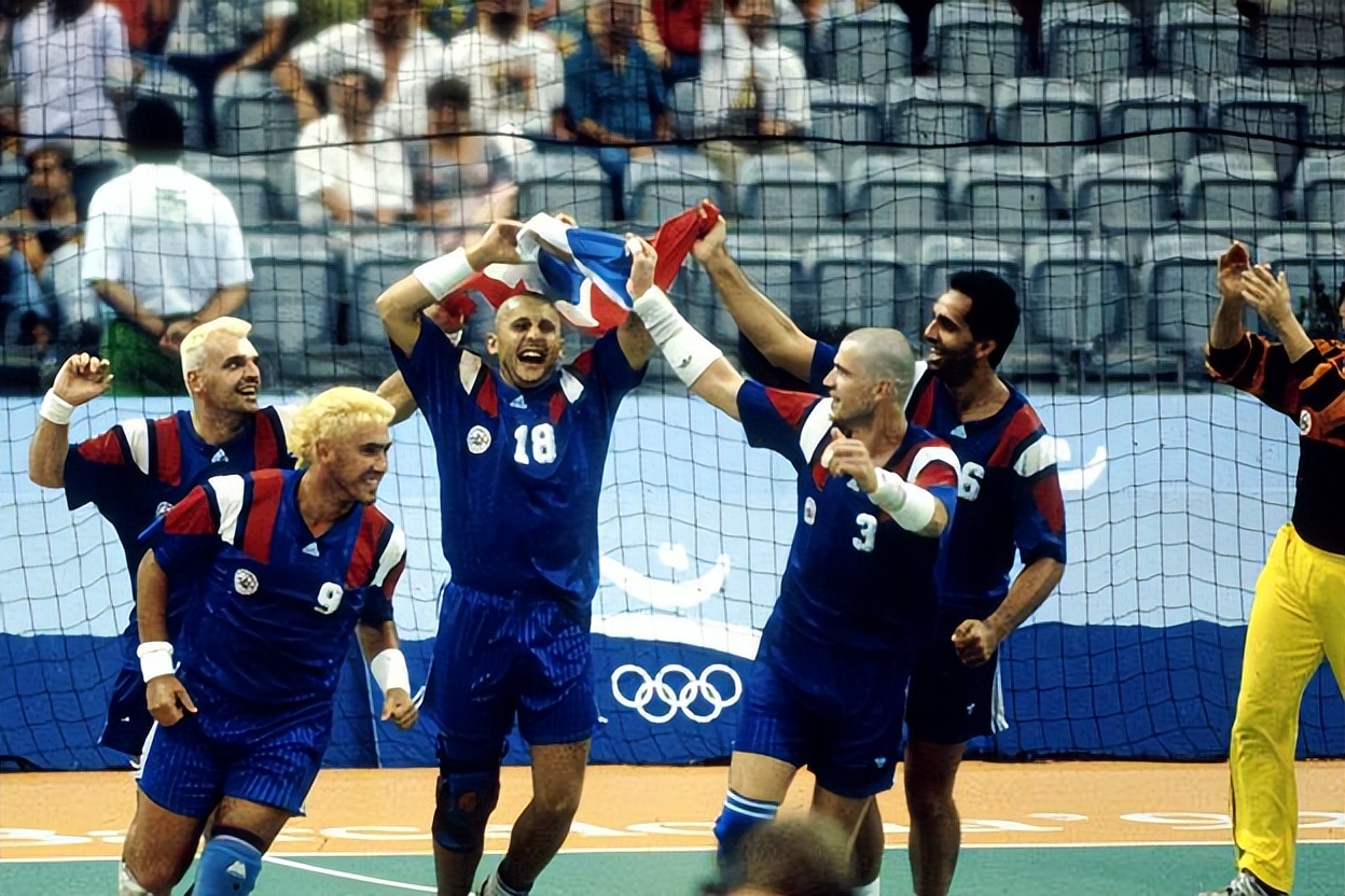 布里斯小传丨年少父亲踢球养家，法甲射手定居成都