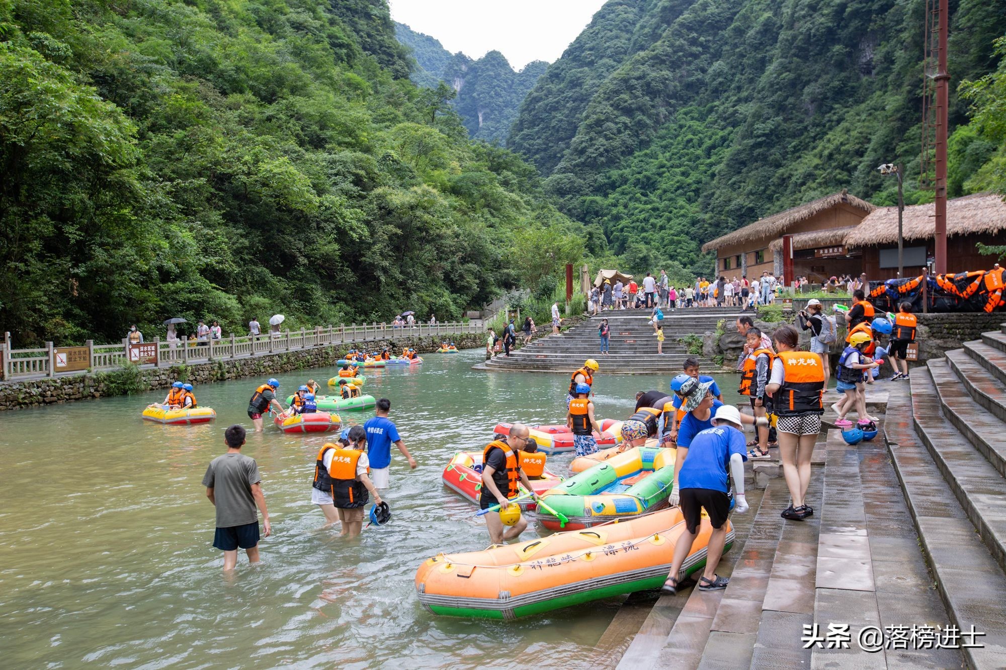 重庆神龙峡，位于青山绿水之间，环境秀美，是夏季避暑的好去处