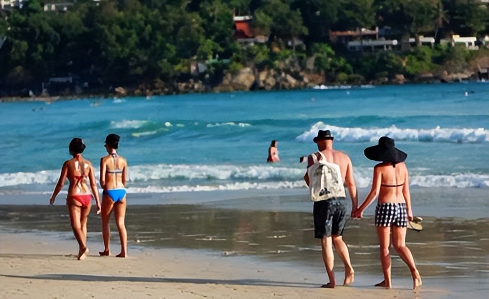 泰国租妻行业：白天给客人当导游，晚上尽“妻子”的义务